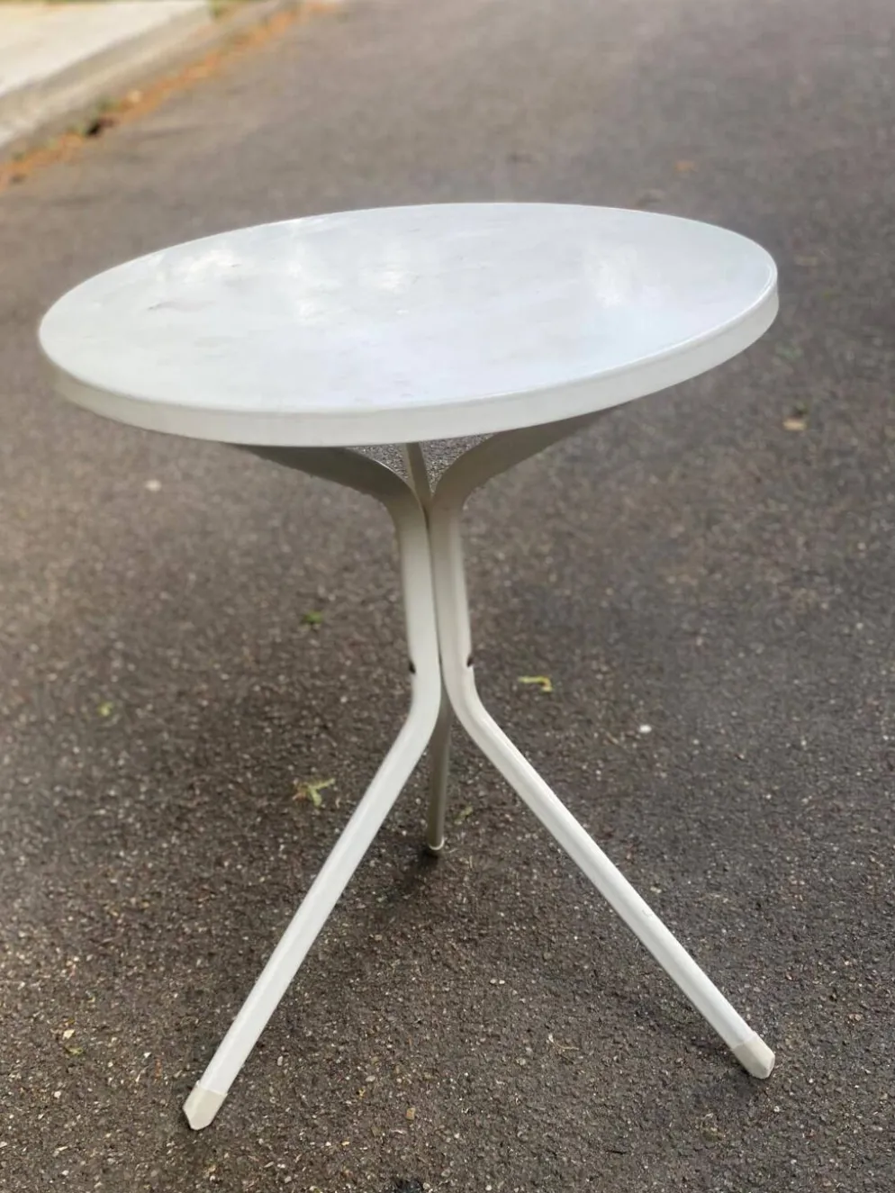 Table de bistrot ronde tripode blanche en acier 60cm