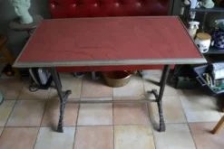 Table de bistrot rouge