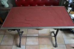 Table de bistrot rouge