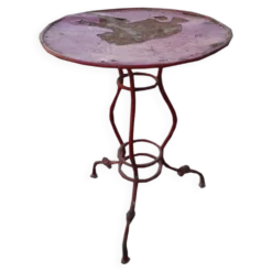 Table de bistrot rouge en fonte vintage (années 1950) — plateau rond métal, piètement tripode