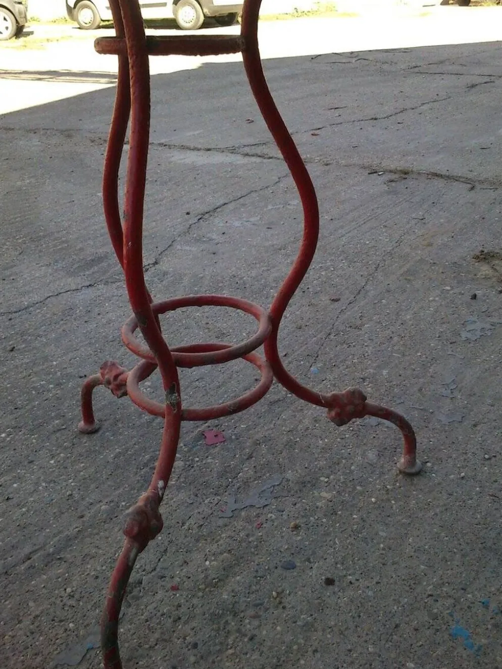 Table de bistrot rouge en fonte vintage (années 1950) — plateau rond métal, piètement tripode