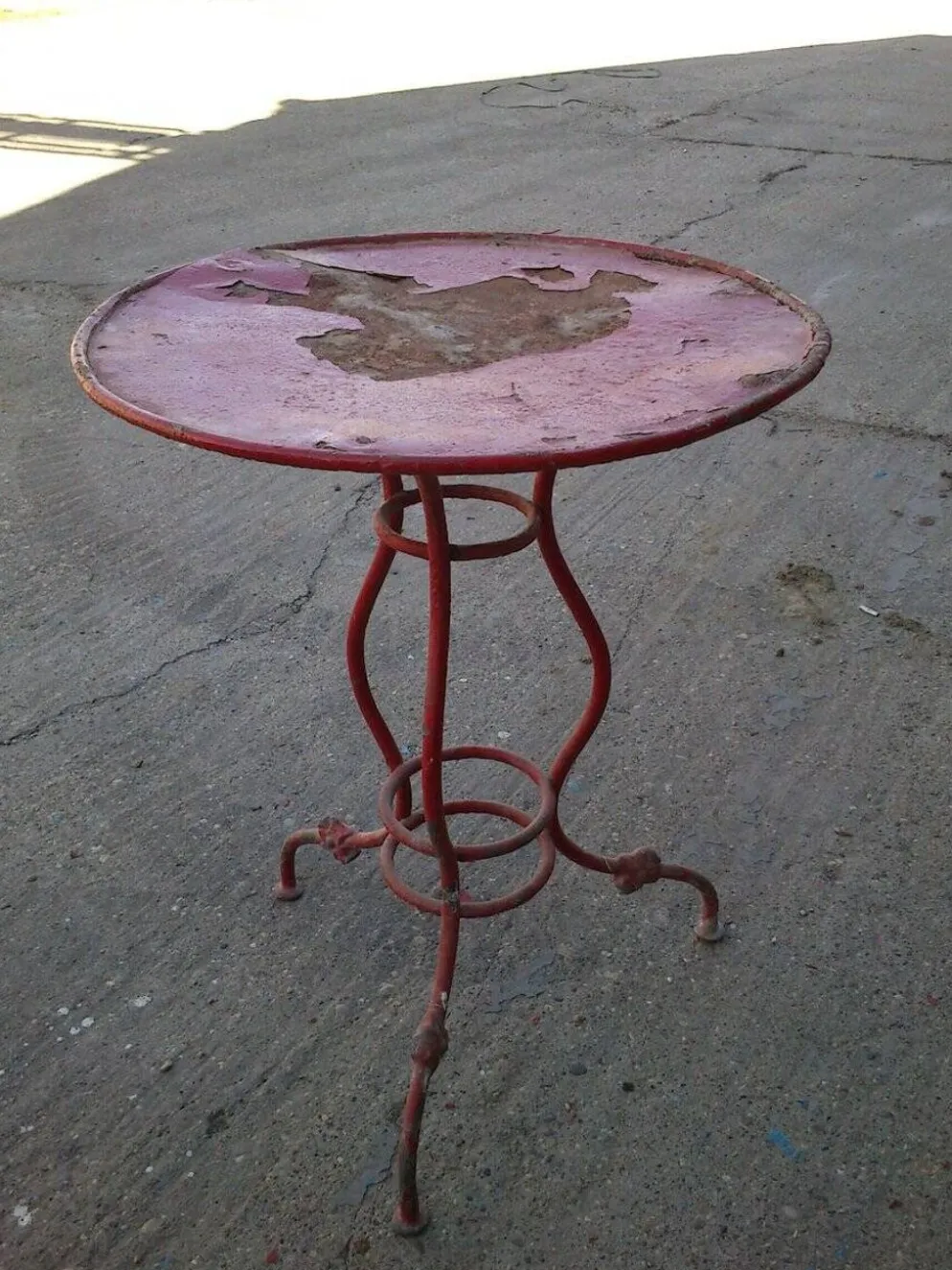 Table de bistrot rouge en fonte vintage (années 1950) — plateau rond métal, piètement tripode