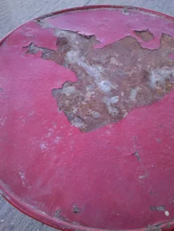Table de bistrot rouge en fonte vintage (années 1950) — plateau rond métal, piètement tripode