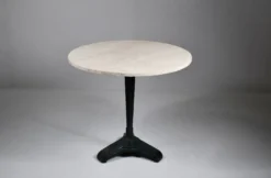 Table de bistrot/salle à manger en travertin vintage avec base en métal. (B)