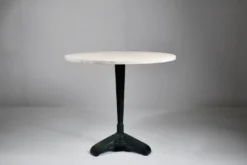 Table de bistrot/salle à manger en travertin vintage avec base en métal. (B)