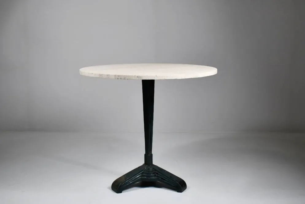 Table de bistrot/salle à manger en travertin vintage avec base en métal. (B)
