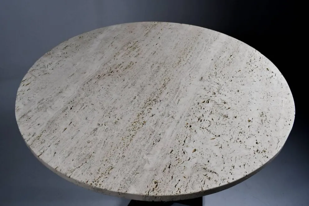 Table de bistrot/salle à manger en travertin vintage avec base en métal. (B)