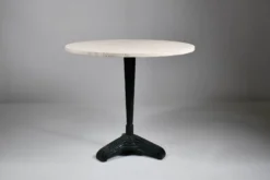Table de bistrot/salle à manger en travertin vintage avec base en métal. (B)