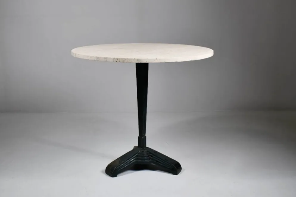 Table de bistrot/salle à manger en travertin vintage avec base en métal. (B)