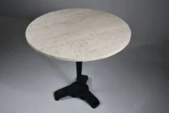 Table de bistrot/salle à manger en travertin vintage avec base en métal. (B)