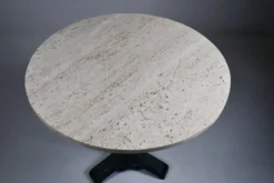 Table de bistrot/salle à manger en travertin vintage avec base en métal. (B)