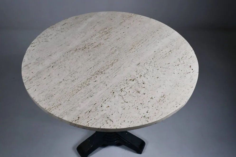 Table de bistrot/salle à manger en travertin vintage avec base en métal. (B)