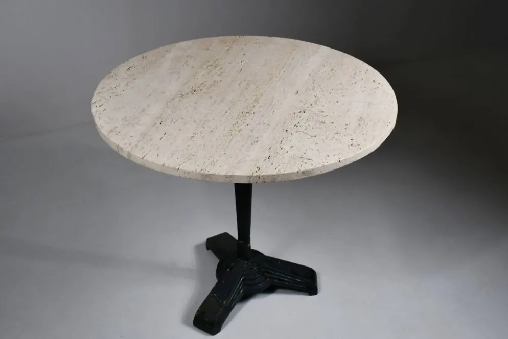 Table de bistrot/salle à manger en travertin vintage avec base en métal. (B)