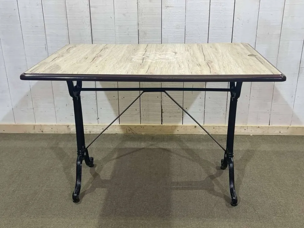 Table de bistrot - travail moderne, piétement en fonte
