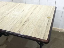 Table de bistrot - travail moderne, piétement en fonte