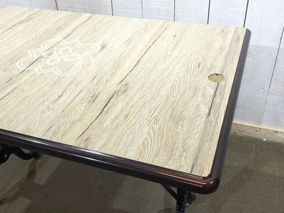 Table de bistrot - travail moderne, piétement en fonte