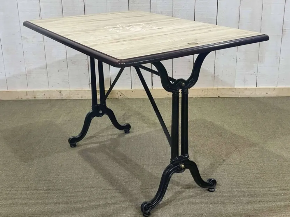 Table de bistrot - travail moderne, piétement en fonte