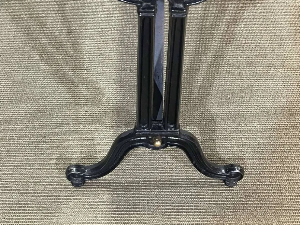 Table de bistrot - travail moderne, piétement en fonte