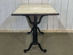 Table de bistrot - travail moderne, piétement en fonte