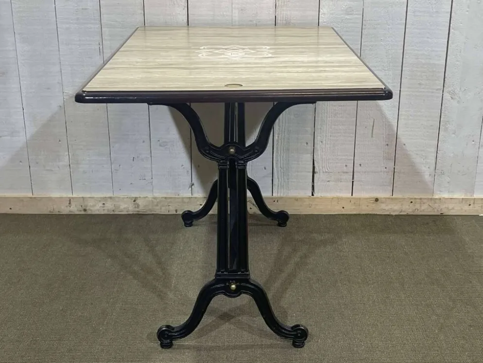 Table de bistrot - travail moderne, piétement en fonte