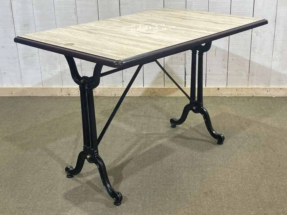 Table de bistrot - travail moderne, piétement en fonte
