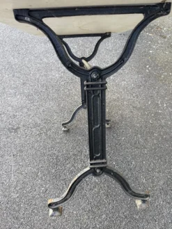 Table de bistrot vintage plateau moucheté