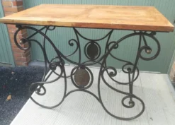 Table de boucher en fer forgé et bronze