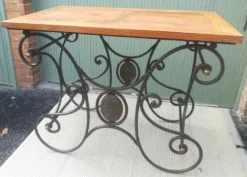 Table de boucher en fer forgé et bronze