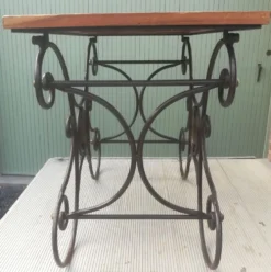Table de boucher en fer forgé et bronze