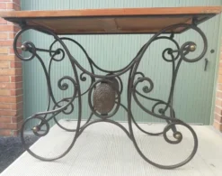 Table de boucher en fer forgé et bronze
