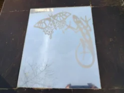 Table de café revisitée avec un miroir Sablé