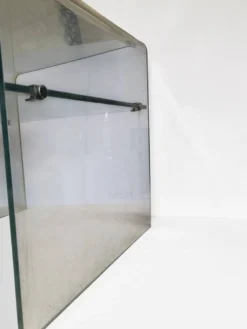Table de chevet / bout de canapé en plexiglas (lucite) 1970's