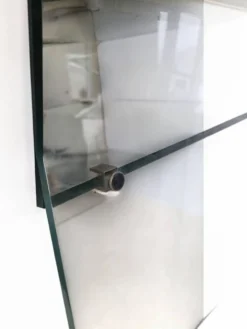 Table de chevet / bout de canapé en plexiglas (lucite) 1970's