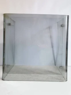 Table de chevet / bout de canapé en plexiglas (lucite) 1970's