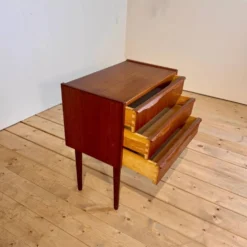 Table de chevet danoise en teck avec trois tiroirs, années 1960