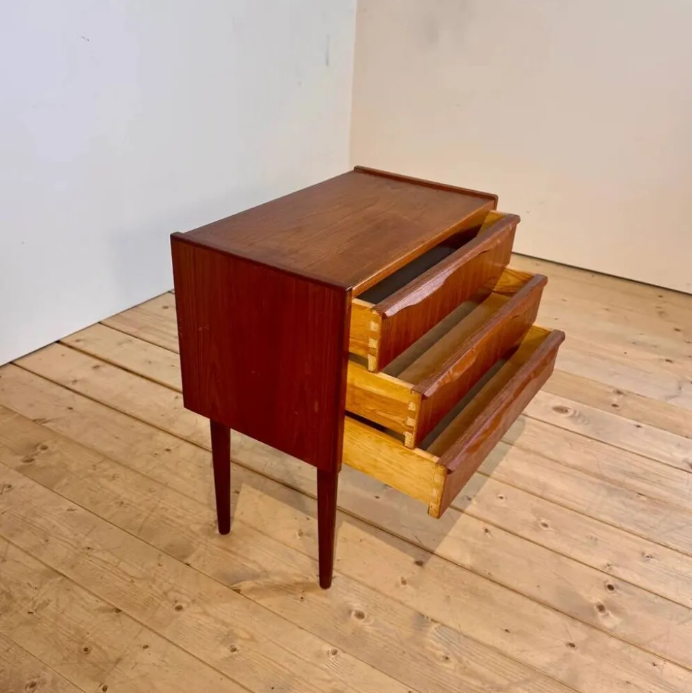 Table de chevet danoise en teck avec trois tiroirs, années 1960