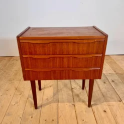 Table de chevet danoise en teck avec trois tiroirs, années 1960