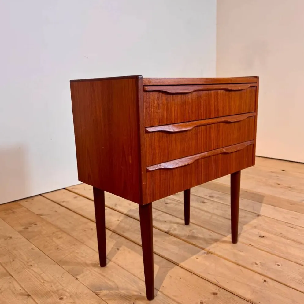 Table de chevet danoise en teck avec trois tiroirs, années 1960