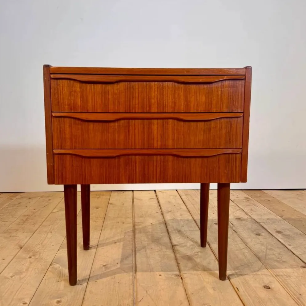 Table de chevet danoise en teck avec trois tiroirs, années 1960