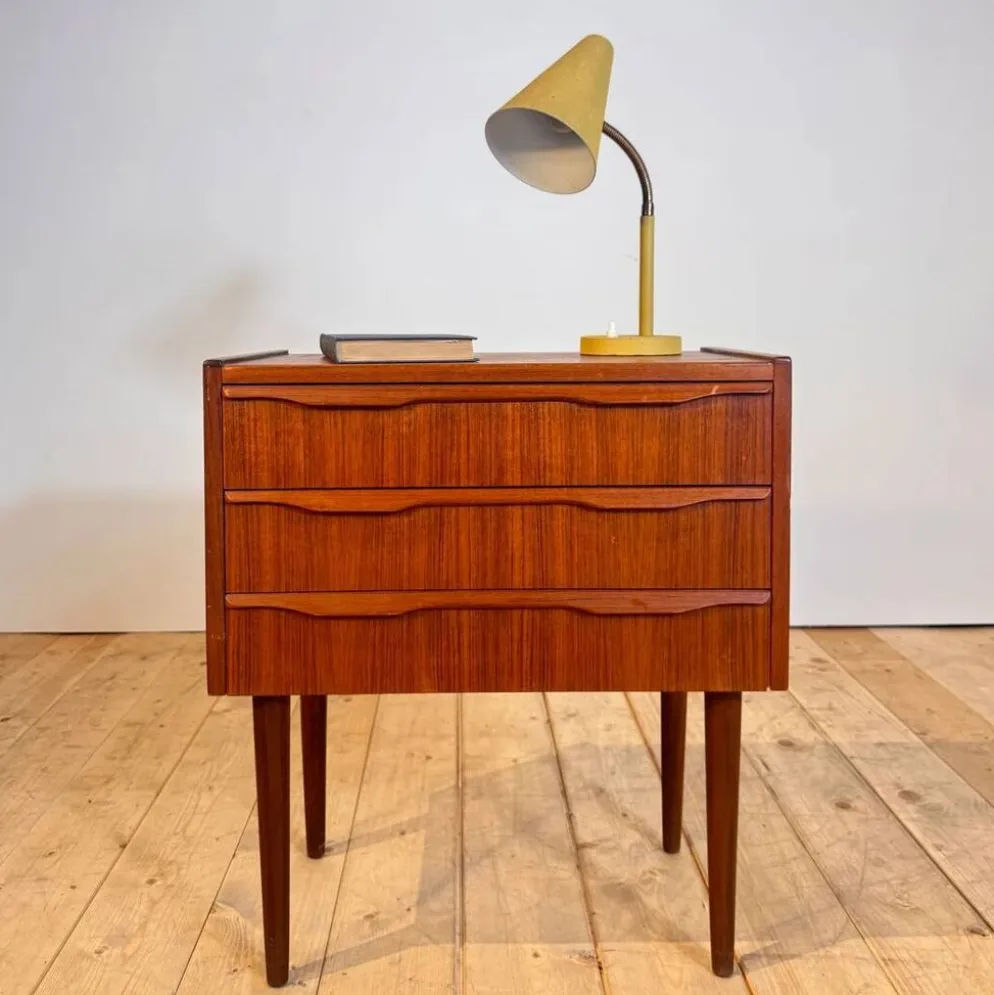 Table de chevet danoise en teck avec trois tiroirs, années 1960