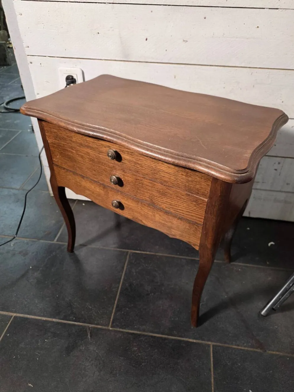 Table de chevet en chêne style Louis XV