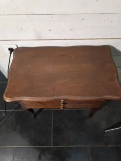Table de chevet en chêne style Louis XV