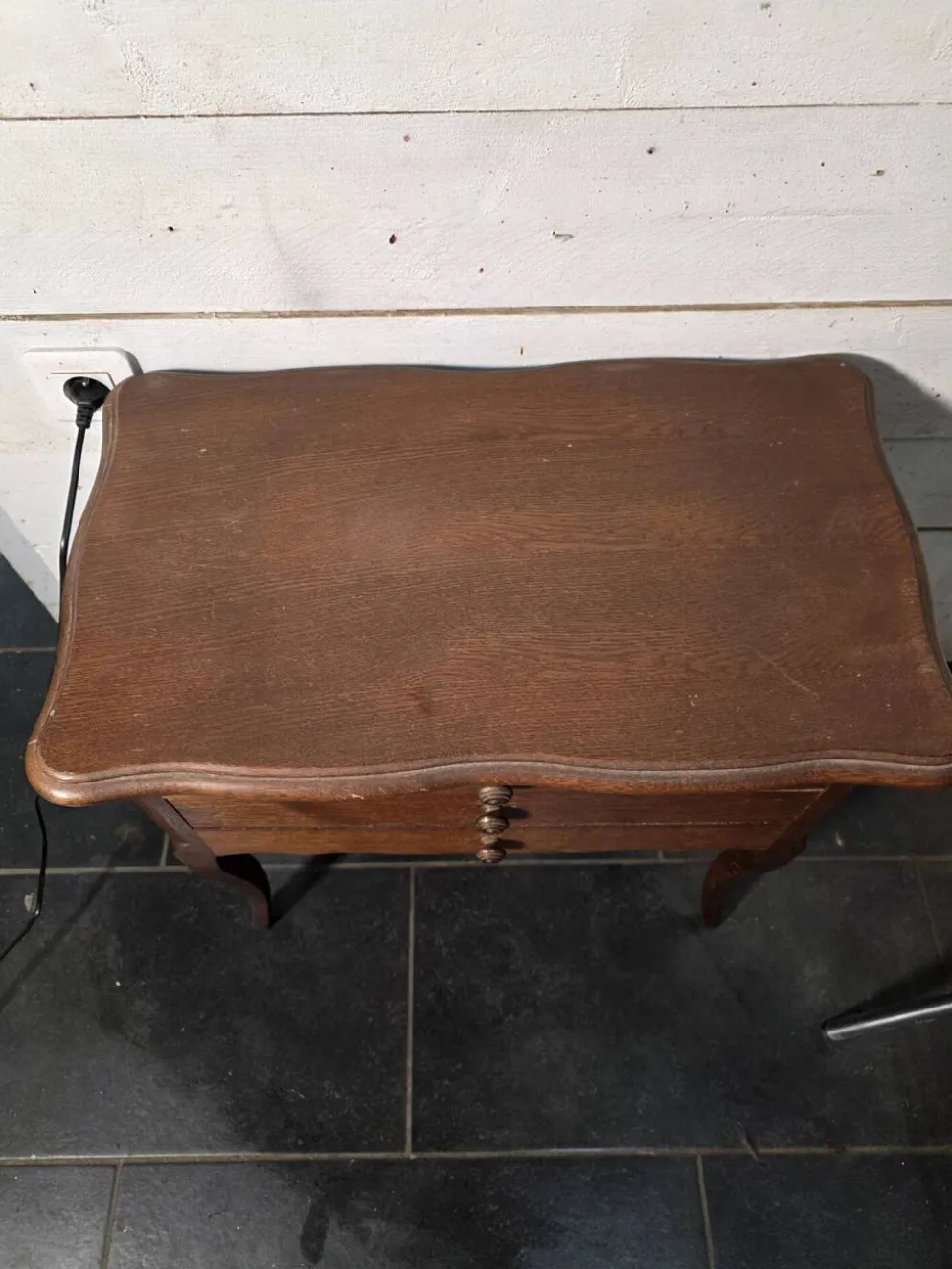 Table de chevet en chêne style Louis XV