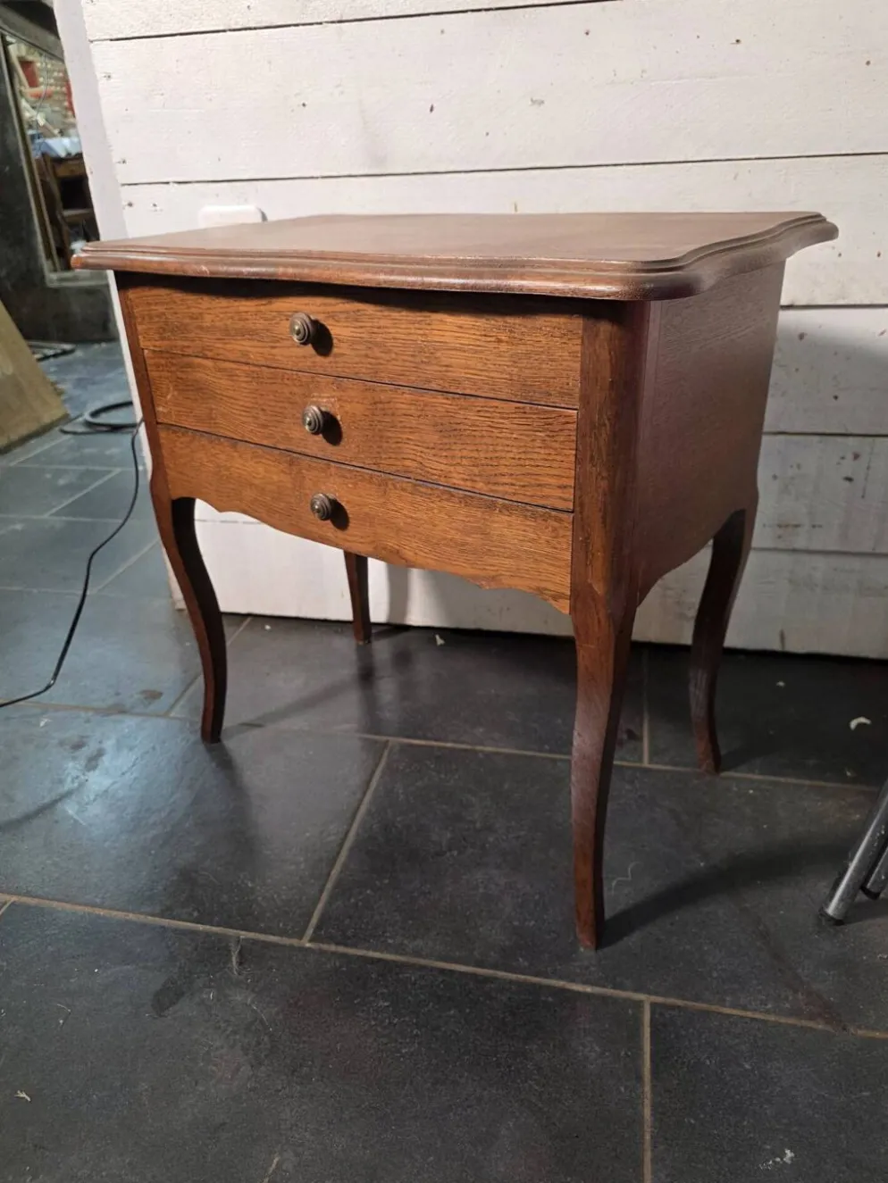 Table de chevet en chêne style Louis XV