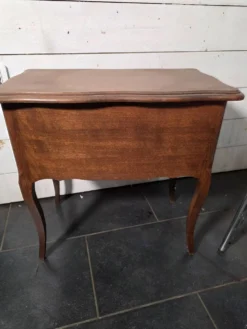 Table de chevet en chêne style Louis XV