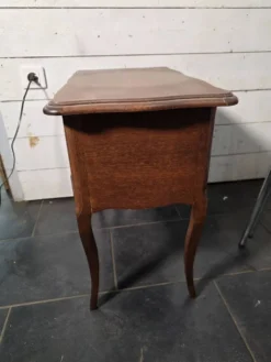 Table de chevet en chêne style Louis XV