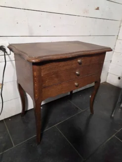 Table de chevet en chêne style Louis XV