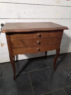 Table de chevet en chêne style Louis XV