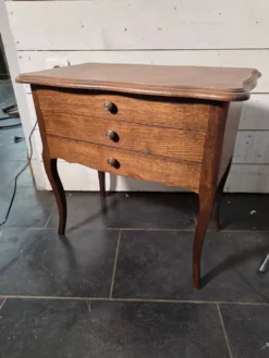 Table de chevet en chêne style Louis XV