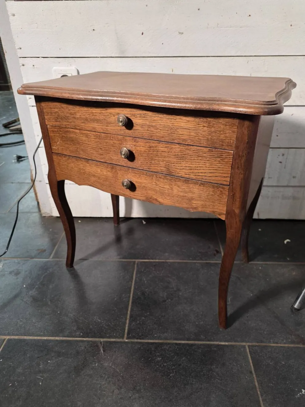 Table de chevet en chêne style Louis XV